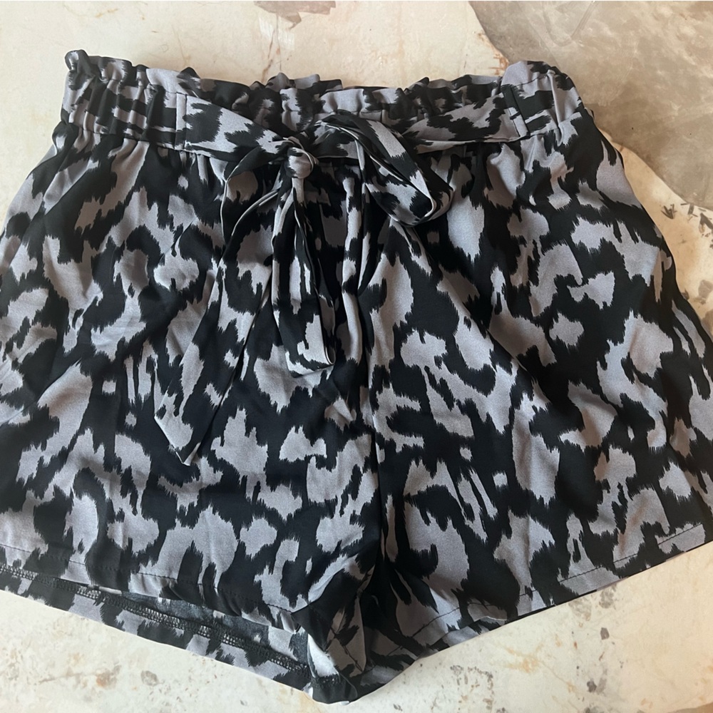 NEW. Black and Gray Patterned Skirt